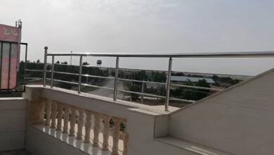 نرده بالکن استیل مات در ساختمان ساحلی استان هرمزگان