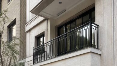 نرده بالکن فرفورژه مشکی مقابل نمای سنگی اهواز
