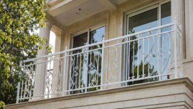 نرده بالکن لوکس مشکی کنار نمای سنگی ساختمان تبریز