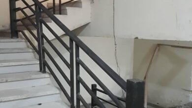 نرده راه پله آهنی مشکی در استان کرمان کنار ورودی سنگی